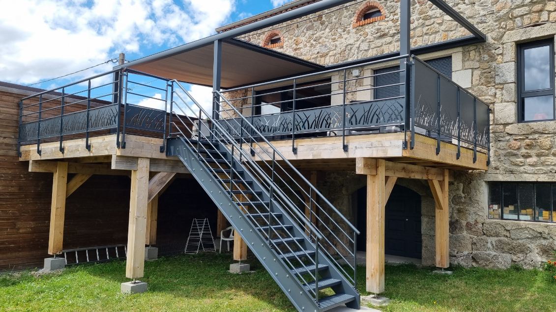Terrasse métallique avec escalier extérieur
