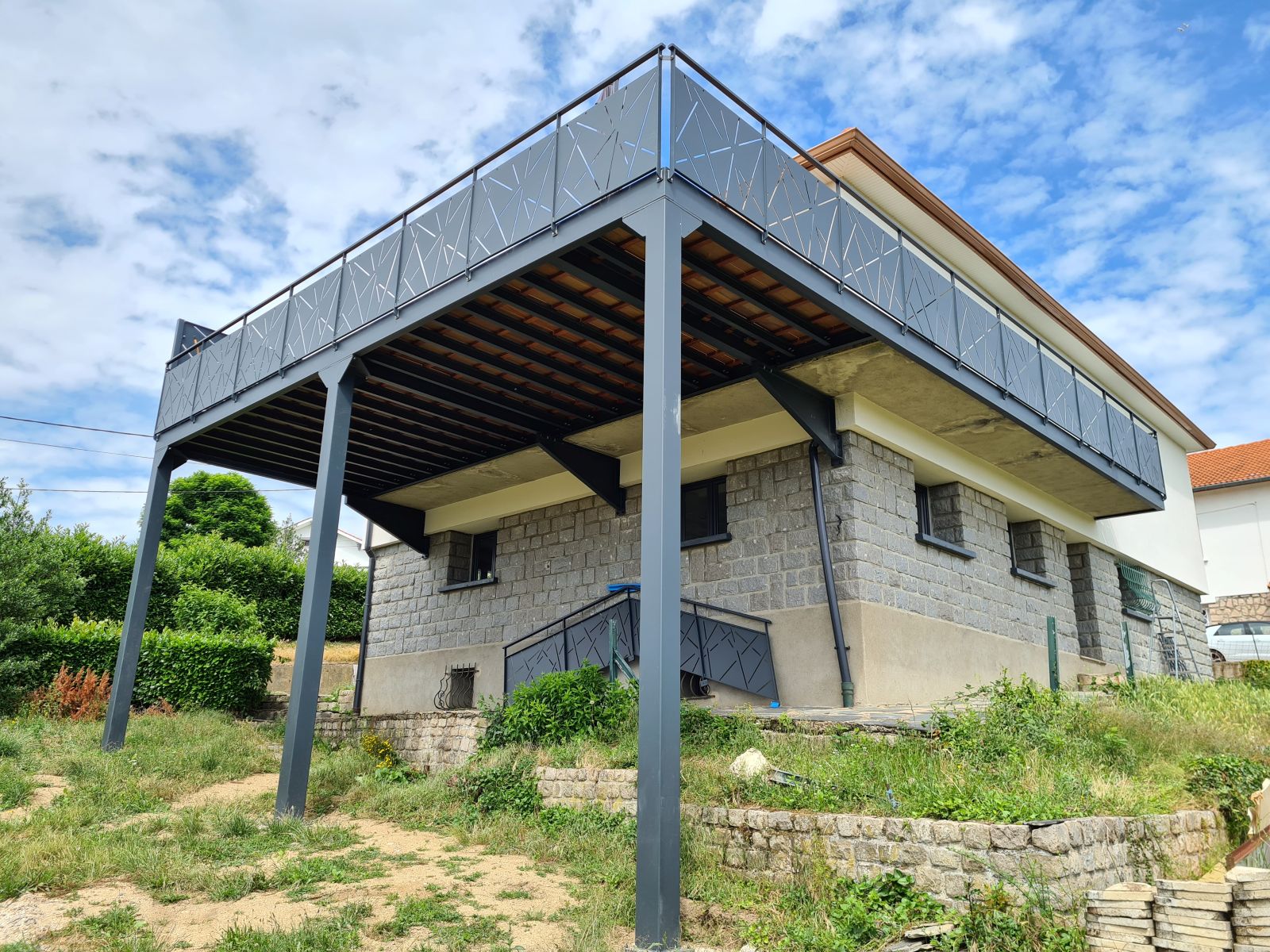 Terrasse métallique sur pilotis
