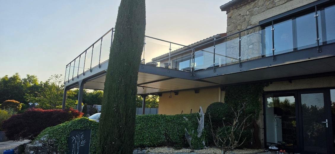Terrasse métallique avec garde-corps en verre
